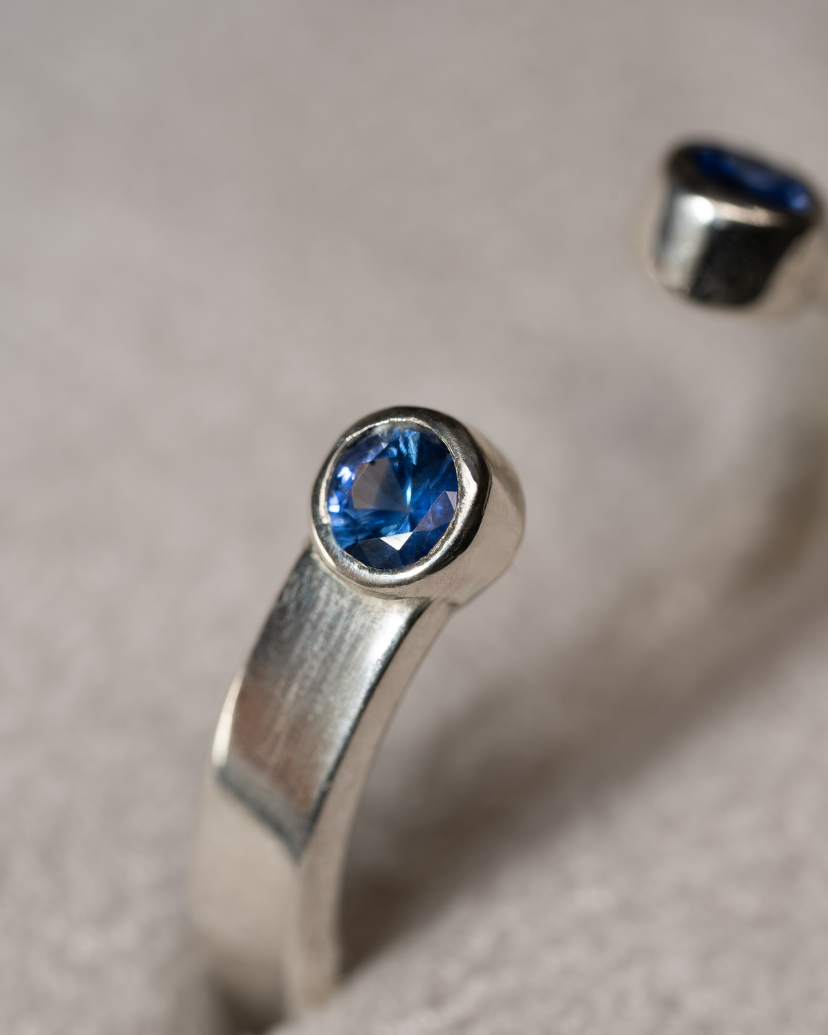 Duo Ring – Sapphire – close-up detail