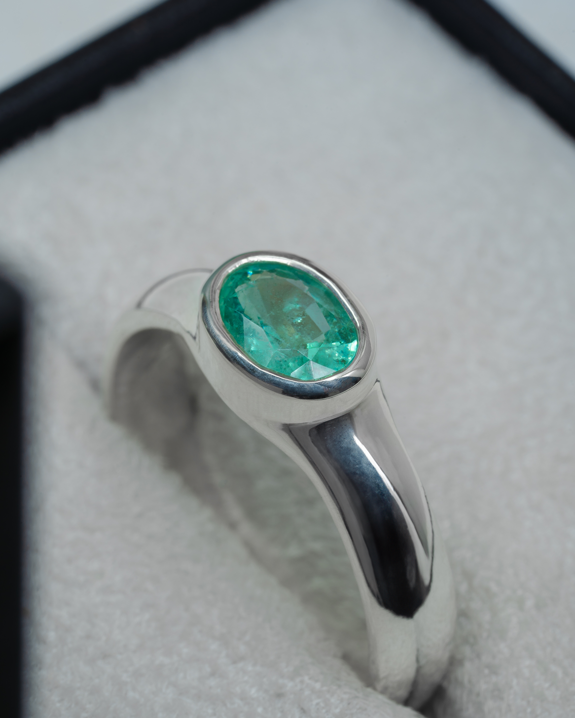 Deep Ring – Emerald – close-up detail