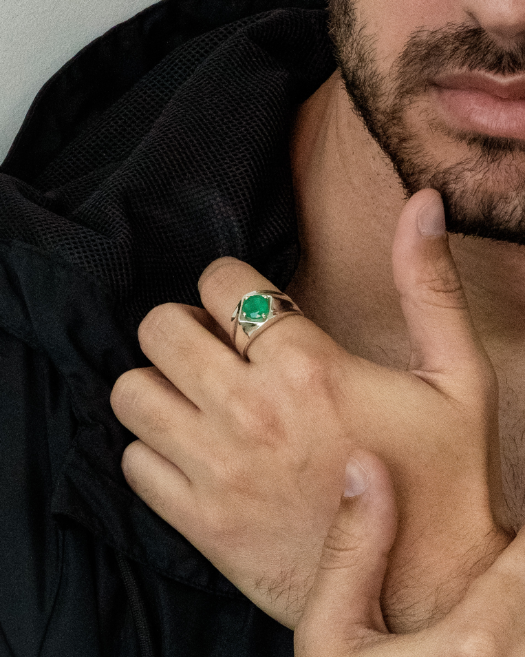 Dubai Ring – Emerald – close-up detail – view 5