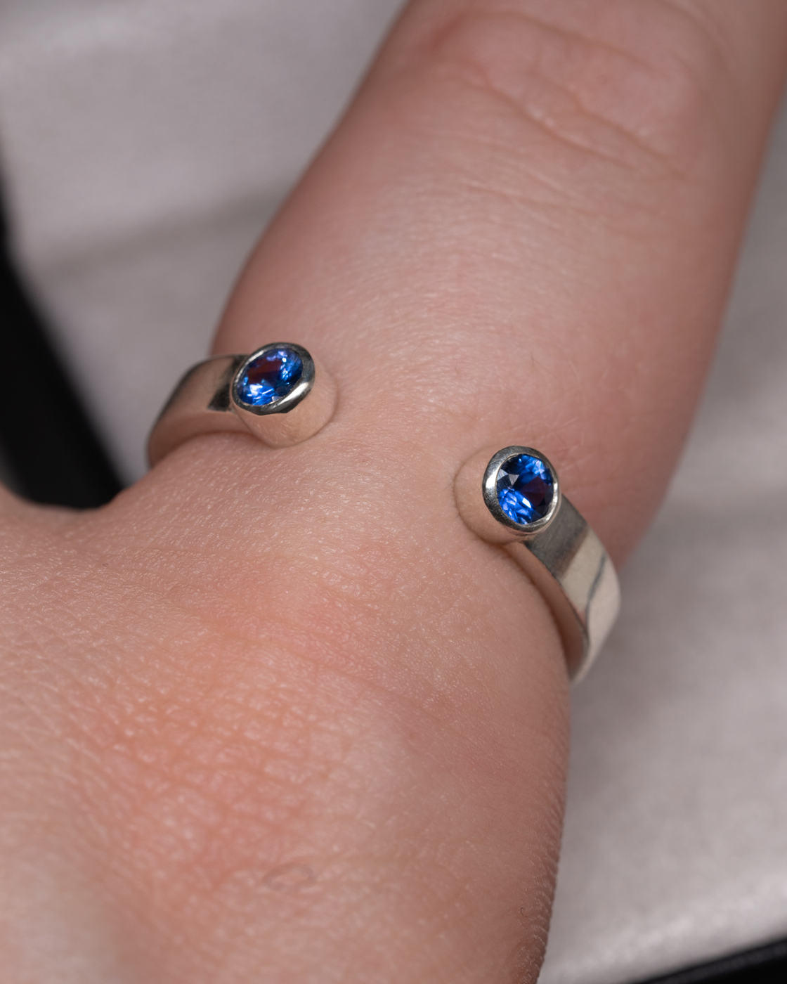 Duo Ring – Sapphire – worn by a model
