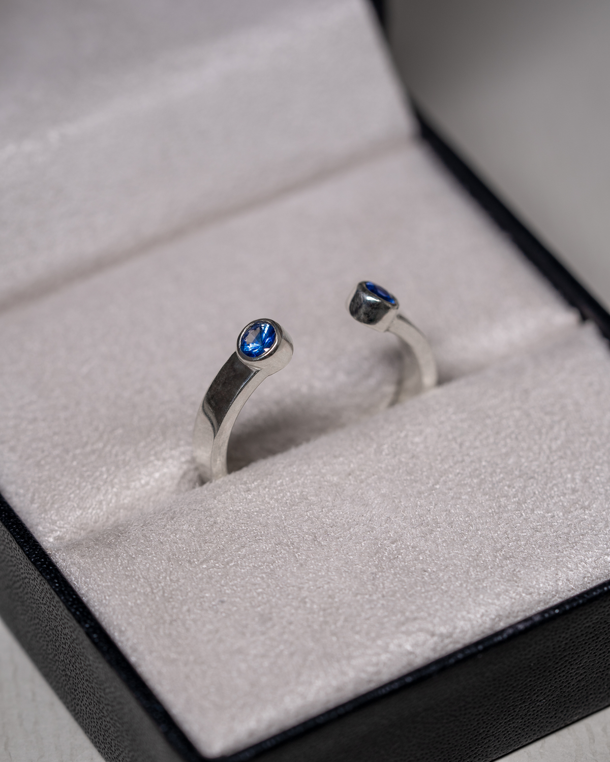Duo Ring – Sapphire in its Loft Masculino black leather jewelry case