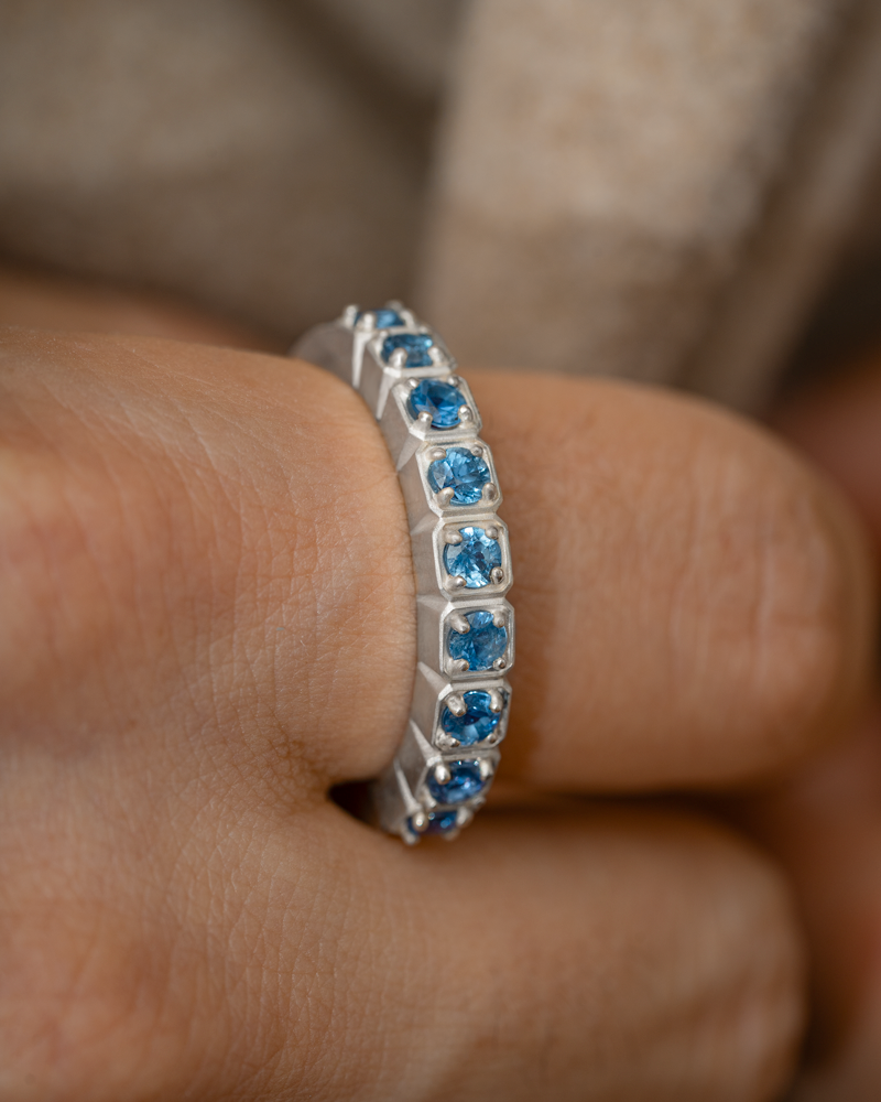 Vendôme Ring – Sapphires – close-up detail