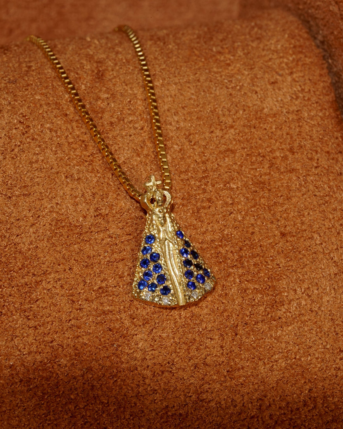 Our Lady of Aparecida Medal Pendant in 18k Gold with Sapphires and Diamonds – close-up detail