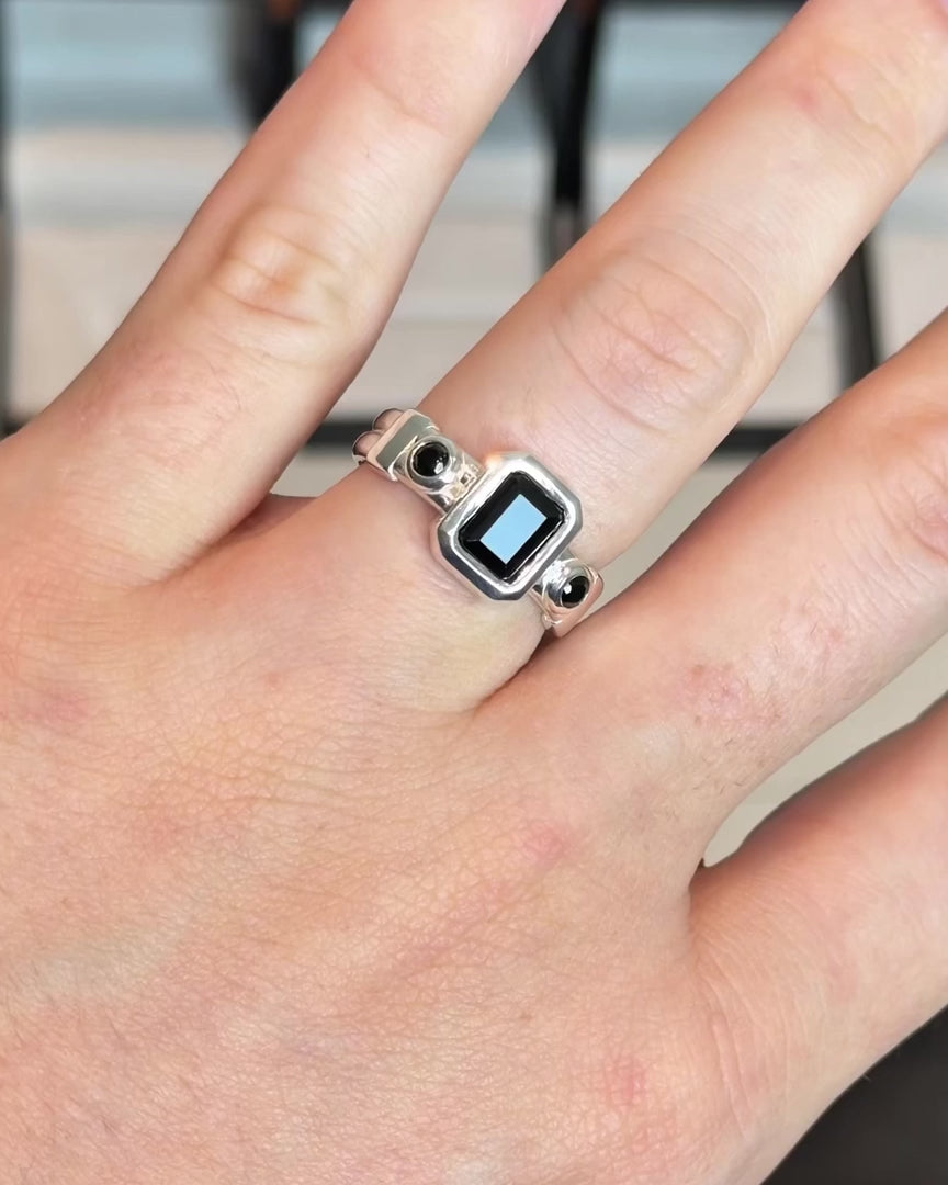 Tokyo 東京 Ring – Black Spinels – video 1