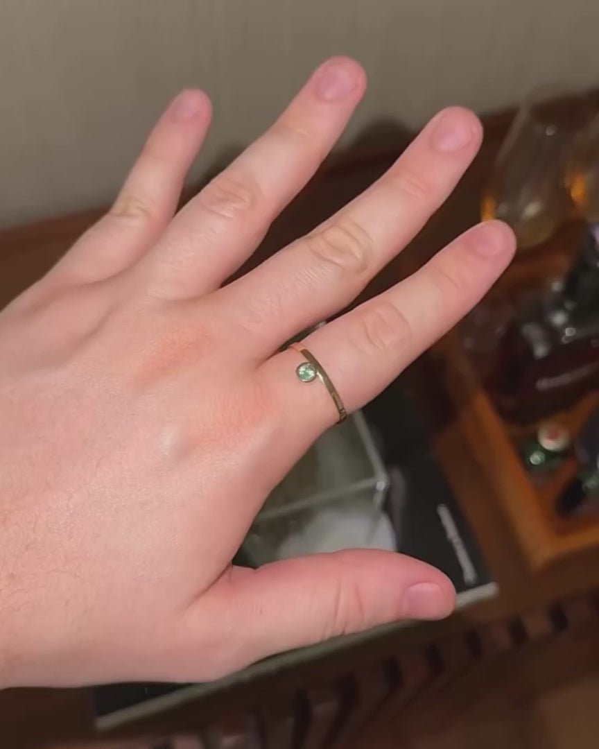 Dot Ring – Emerald – video 2