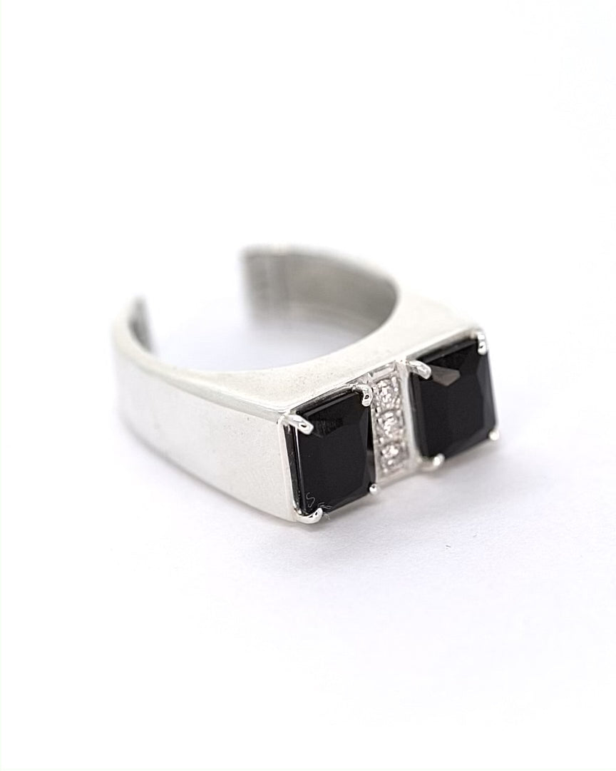 Double Ring – Onyx + 3 Diamonds – video 1
