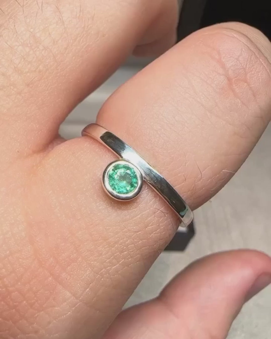 Dot Ring – Emerald – video 1