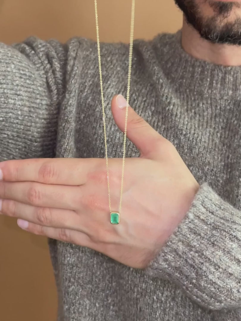 Frame Emerald Necklace – video 2
