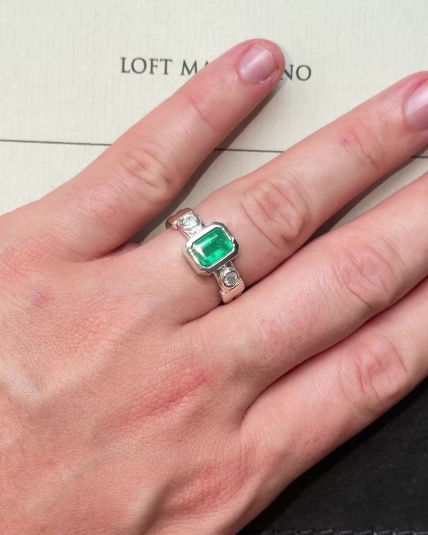 Tokyo 東京 Ring – Emerald + Diamonds – video 1