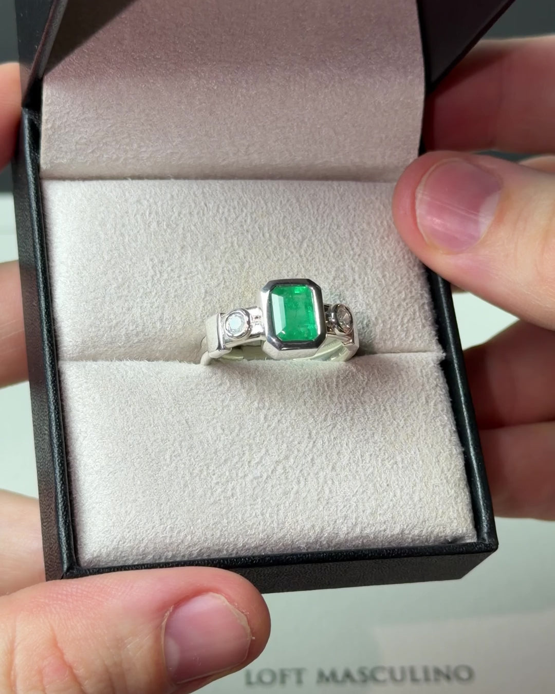 Tokyo 東京 Ring – Emerald + Diamonds – video 2